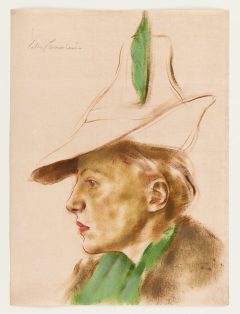 Lotte Laserstein, Dame im Profil mit grünem Schal und Hut mit grüner Feder
