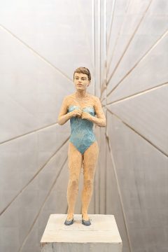 Stephan Balkenhol, Frau im Badeanzug mit Relief